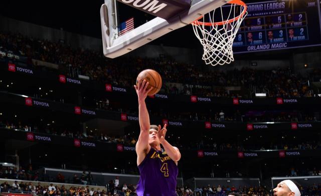 开云下载-湖人遭绝杀，菜鸟仍有惊喜，第三球星就是他？