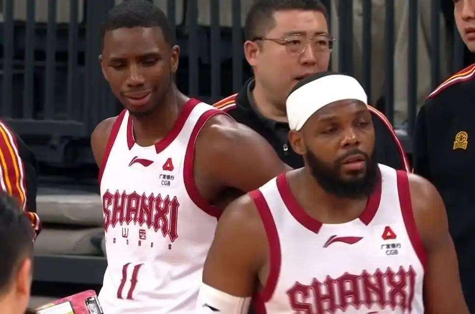 开云APP-疯狂一夜!一场比赛7技犯,深圳击溃山西,前CBA冠军惨遭18连败