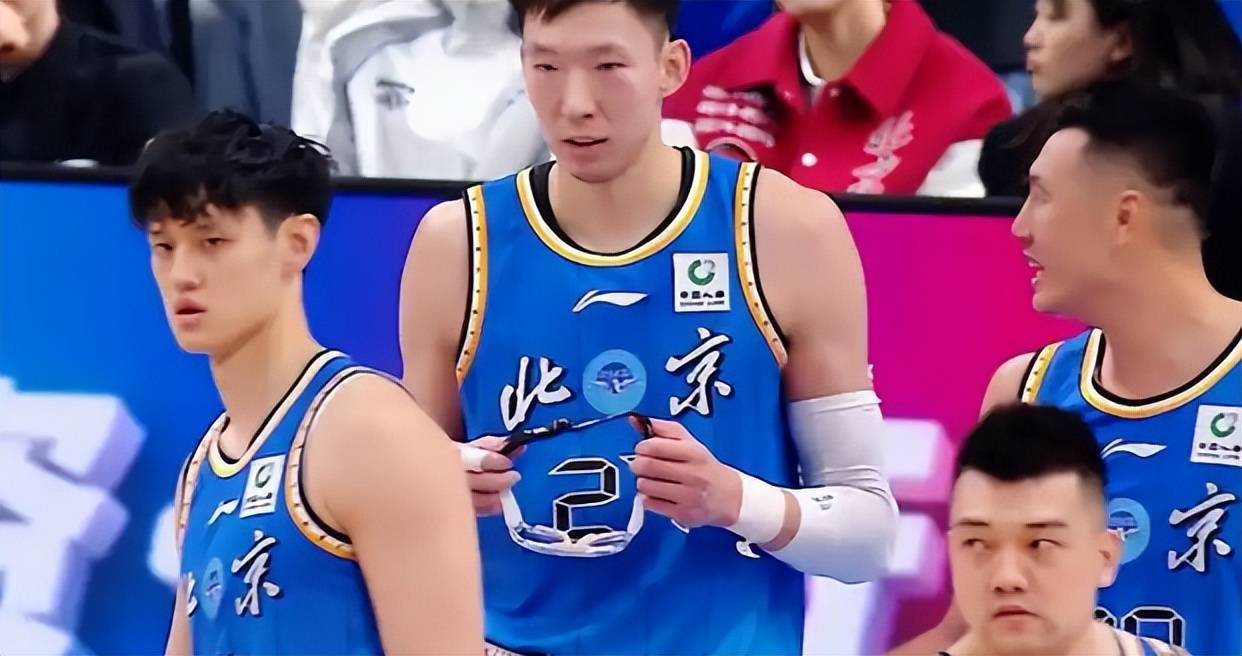 开云APP-疯狂一夜!一场比赛7技犯,深圳击溃山西,前CBA冠军惨遭18连败